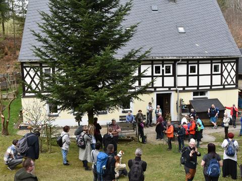 Zwischenstation bei der „Dorfmühle“ der Familie Partzsch in Grumbach mit interessanten heimatgeschichtlichen Informationen