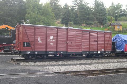 In Vorbereitung der Güterzugveranstaltung am 4.9.2004 erhalten die Güterwagen noch eine Untersuchung in Jöhstadt.