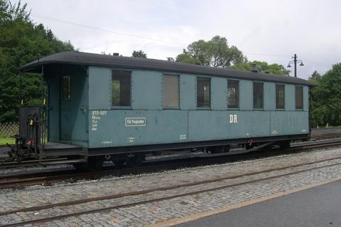 Der Reisezugwagen 970-507 abgestellt auf Gleis 3 im Bahnhof Steinbach.