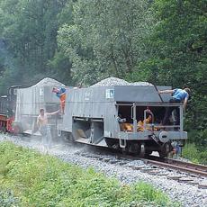 Die Schotterwagen 97-24-05 und 97-24-06 gemeinsam im Einsatz beim Einschottern des Streckenabschnittes bei Kilometer 15,6.