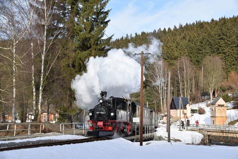 Winterdampf am 23. Februar mit Zug bei der Ausfahrt aus dem Bahnhof Schmalzgrube.