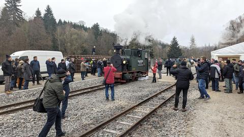 Großer Auflauf rund um die erstmals nach ihrer Reparatur in Sachsen wieder dampfenden I K Nr. 54 auf dem Bahnhof Oberschmiedeberg