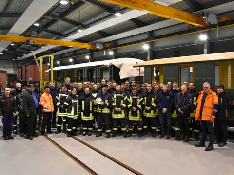 Die 35 Schulungsteilnehmer der Feuerwehren Jöhstadt, Schmalzgrube, Grumbach und Steinbach in der Ausstellungs- und Fahrzeughalle