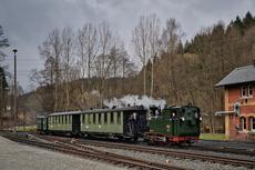Der von der I K geführte Zug erreicht den Bahnhof Steinbach.