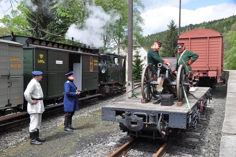 Das Geschütz verbleibt zur Verteidigung in Schmalzgrube, während der Zug zur Nachschubversorgung nach Steinbach zurück fährt.