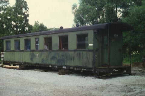 Der Wagenkasten des 1. Klasse-Personenwagen steht aufgestellt wie er übernommen wurde auf dem Gelände des Bahnhofs Jöhstadt.