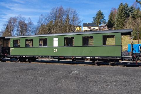Der 1. Klasse-Reisezugwagen 970-003 bereitgestellt am Bahnsteig am Lokschuppen Jöhstadt.