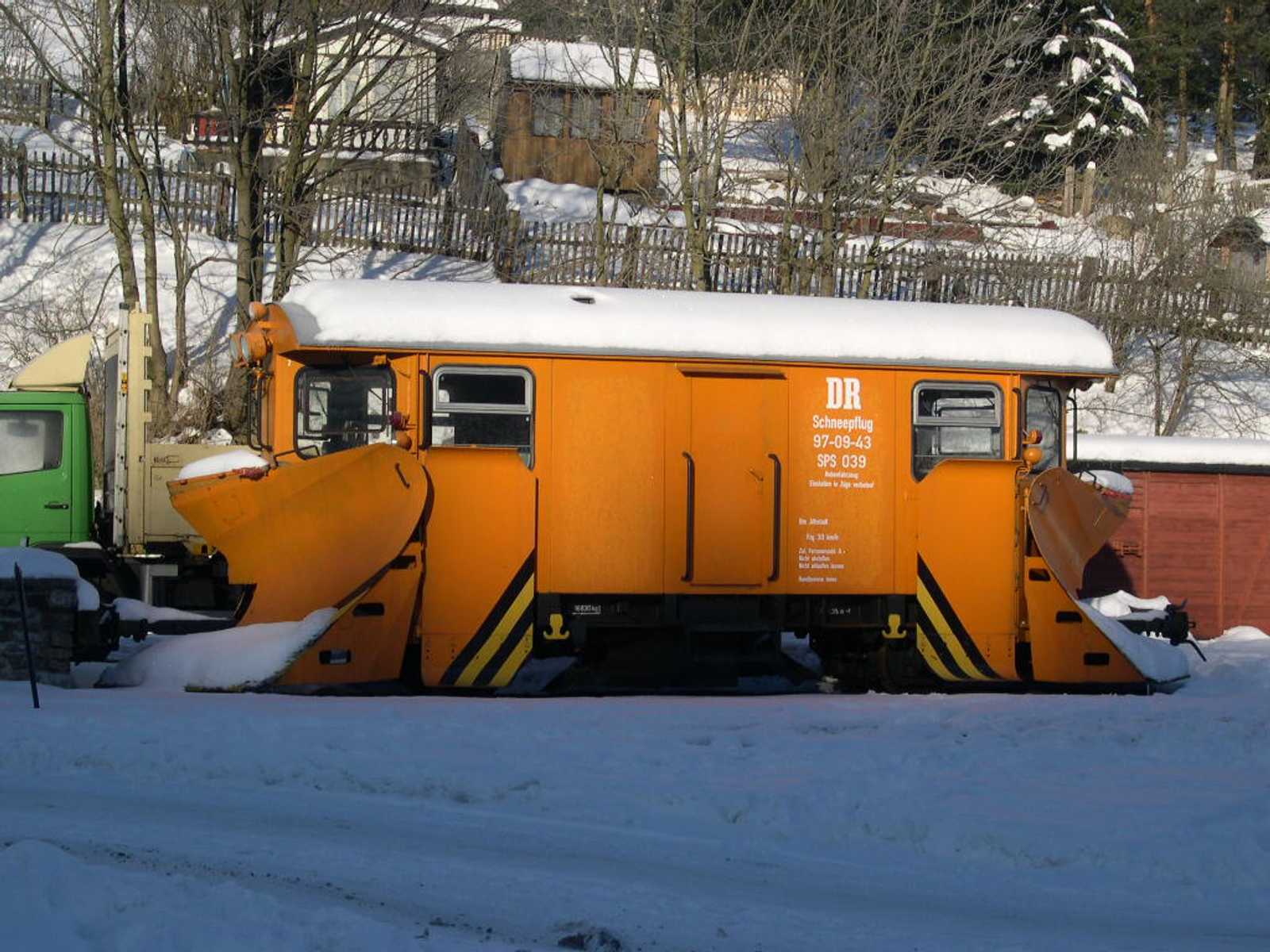 18.02.2003. Bei diesen Schneehöhen besteht noch kein Bedarf für den Schneepflug, deshalb steht er in Jöhstadt auf Gleis 4 in Bereitschaft. Foto: Jörg Müller