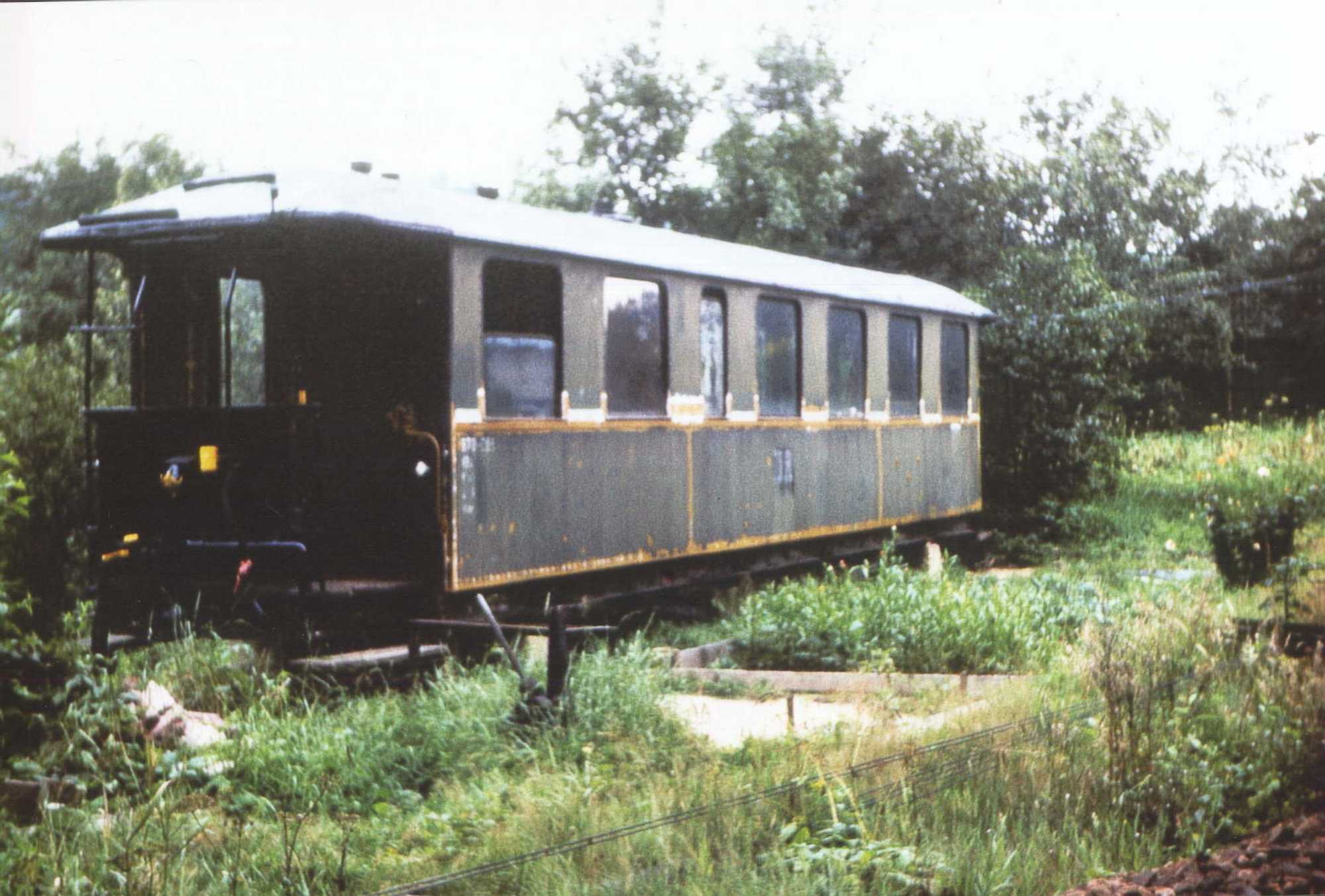 Juni 1981. 1981 gelangte der Wagenkasten von 970-365 nach Waldkirchen. Vom neuen Eigentümer wurden erste Rostschutzanstriche vorgenommen. Foto: Hans Schellenberg
