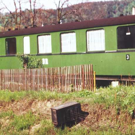 Mai 1986. Blick vom Streckengleis der AF-Linie auf den Schmalspurwagenkasten 970-365 am Haltepunkt waldkirchen. Foto: Hans Schellenberg