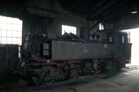 99 1542-2 im Lokschuppen in Oschatz - genau 3 Tage nachdem die Lok durch die IG Preßnitztalbahn e.V. von der Deutschen Reichsbahn gekauft wurde.