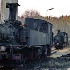 Am 14.12.1991 konnten beide „Neuerwerbungen“ der Preßnitztalbahn, 99 1542-2 (hinten) und 99 1568-7 (vorn), erstmals im Rahmen der „Plandampfveranstaltung auf dem Thumer Netz“ besichtigt werden - abgestellt in der Wilischthaler Papierfabrik.