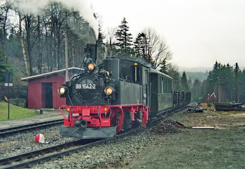 99 1542-2 bei einem Arbeitseinsatz auf der Schmalspurbahn Cranzahl - Oberwiesenthal nach ihrer Hauptuntersuchung unter Regie der Preßnitztalbahn.