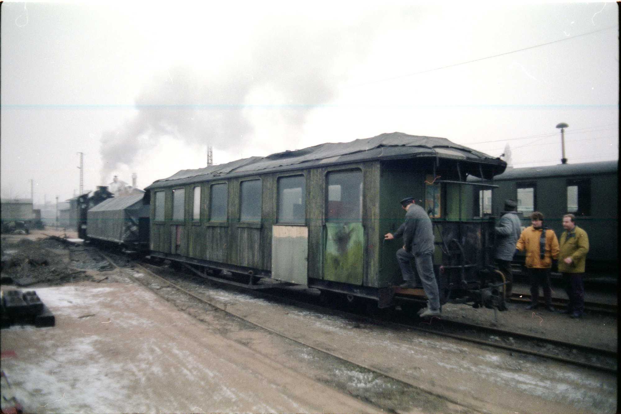 Am Ende der Rangiereinheit auf dem Abstellgleis in Radebeul-Ost hängt der großfenstrige Personenwagen 970-402 in ziemlich desolatem Zustand.