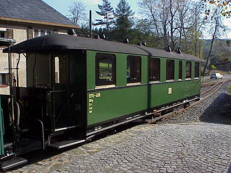 Der großfenstrige Reisezugwagen 970-408 wartet im Bahnhof Schlössel auf seinen nächsten Einsatz