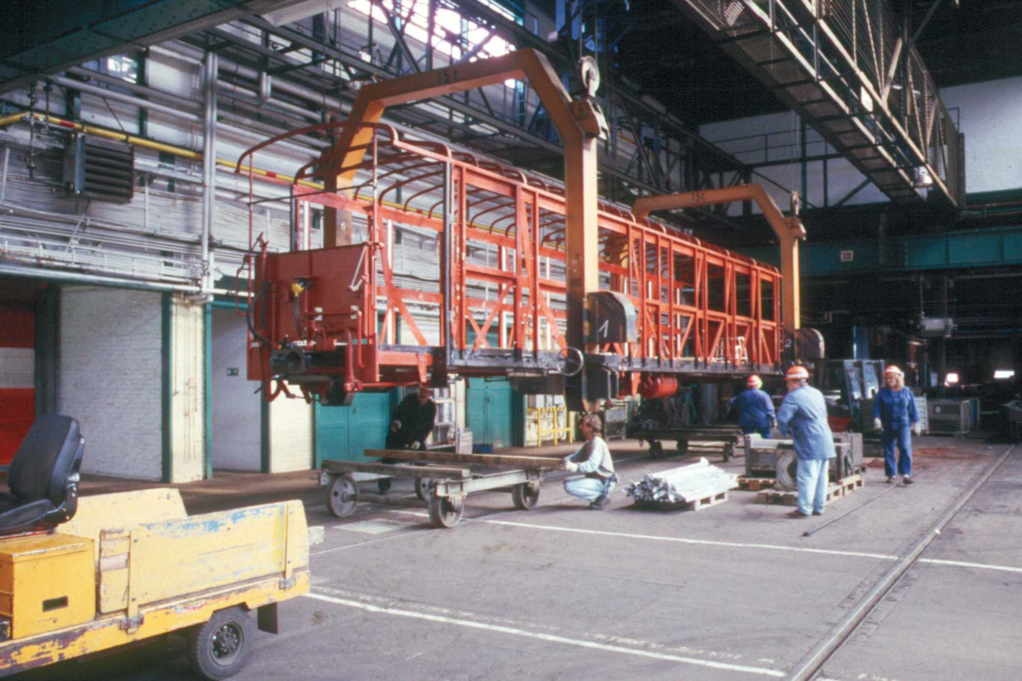 Das Umsetzen des Wagenkastens erfolgt mit einem schweren Hallenkran in der S-Bahn-Werkstatt Berlin-Schöneweide.