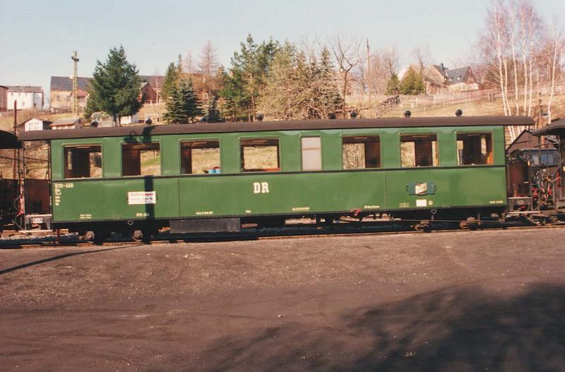 Der Salon-Wagen mit Wernesgrüner-Bierausschank wartet am Bahnsteig in Jöhstadt auf seinen nächsten Einsatz.