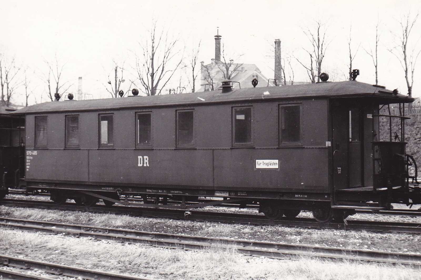An einem nicht bekannten Ort steht der Traglasten-Personenwagen 970-465, aus dessen Rahmen 23 Jahre später der Aussichtswagen der Preßnitztalbahn entstehen sollte.