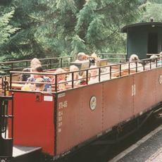 Im Sommer 1998 enden die Züge der Museumsbahn noch am Hp. Stolln. Der Aussichtswagen ist während der „Wendepause“ immer gut besucht, bietet er doch einen Zapfhahn für Bier sowie einen Ausschank für andere Getränke.
