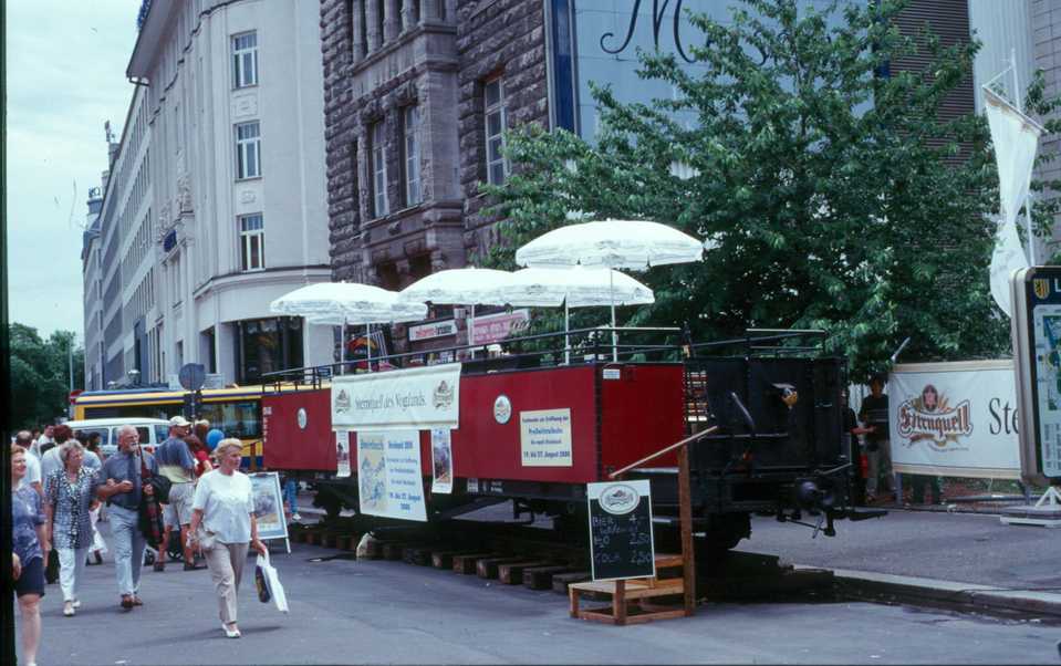 Aussichtswagen 970-465 zählte mit seiner Bar zu den Überraschungen des Leipziger Stadtfestes vom 30.Mai bis zum 4.Juni 2000. In Sichtweite des Hauptbahnhofes stehend, war es nur selten möglich, ihn ohne Gäste zu fotografieren.
