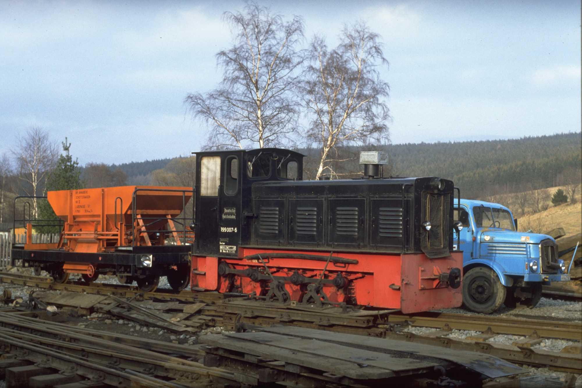 22.11.1992. Arbeitspause für 199 007 mit dem Schotterwagen, dahinter der S4000. Foto: Sammlung IG Preßnitztalbahn e.V.