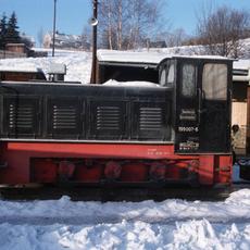 Winterpause über dem Jahrewechsel, das gab es 1992 auf der Preßnitztalbahn noch. Deshalb steht 199 007 am 28. Dezember 1992 auch ziemlich eingefroren vor dem Jöhstädter Lokschuppen. Rechts am Bildrand HF130c (199 002).