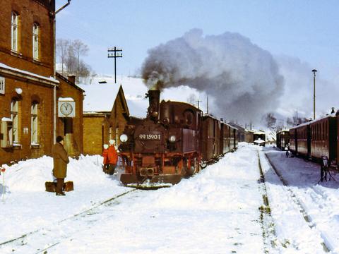 99 1590-1 ist im Dezember 1975 im verschneiten Jöhstadt angekommen