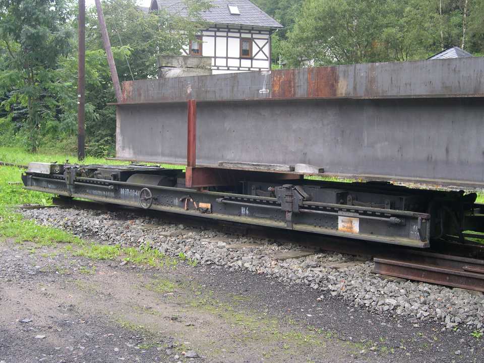 Das Rollfahrzeug mit Heberleinbremsausrüstung 97-08-40 ist im Bild im Bahnhof Schlössel als Unterbau für Brückenträger eingesetzt.