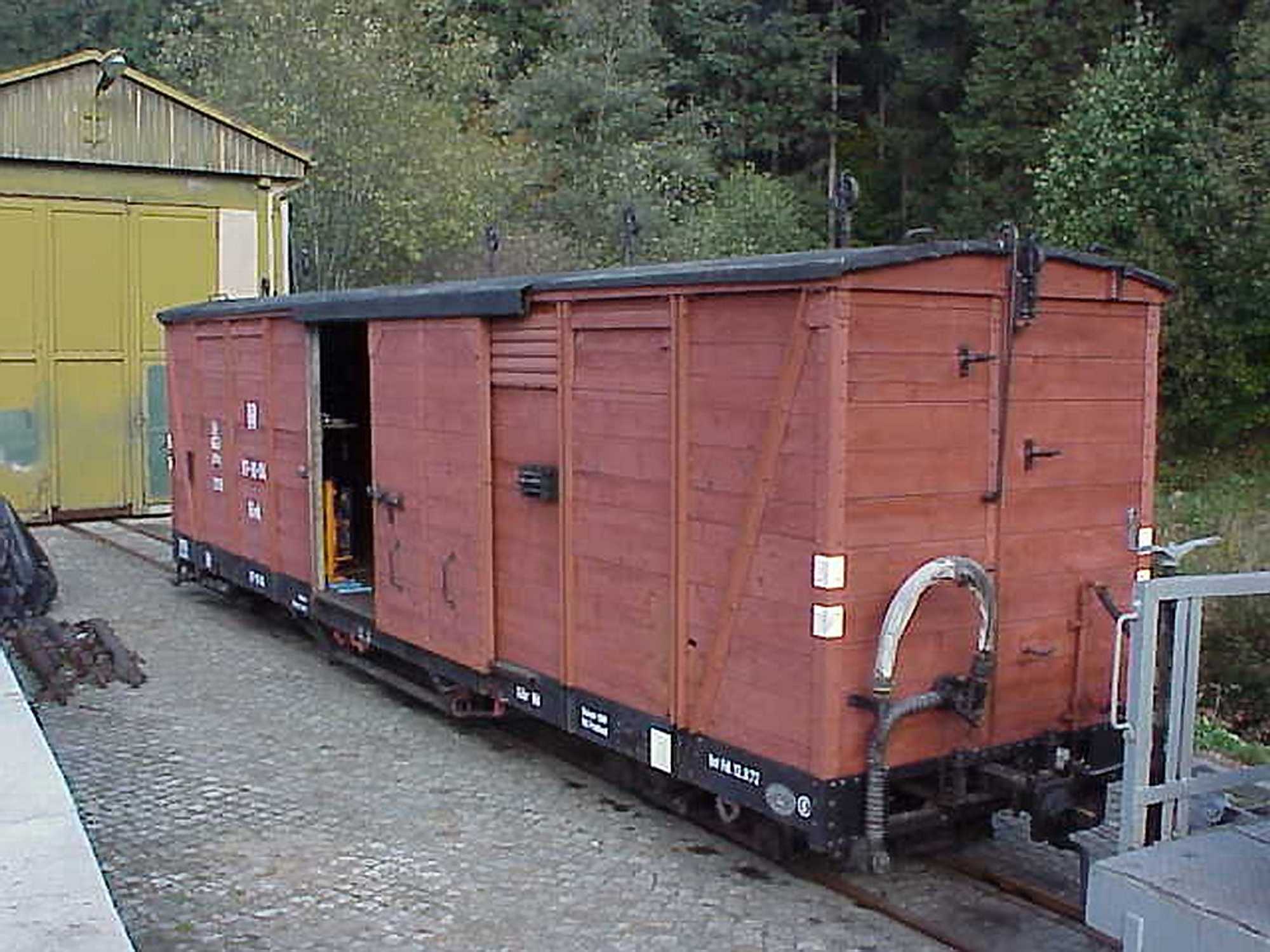 Der GGw 97-10-04 dient seit vielen Jahren für den Gleisbautrupp als Material- und Werkzeuglager, mit dem direkt vor Ort an den Baustellen die Logistik gesichert wird. Hier steht er in Schmalzgrube auf Gleis 4 abgestellt.