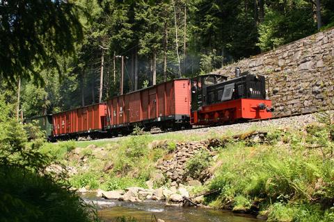 Der Güterwagen 97-10-57 als zweiter Wagen hinter der Lok 199 007-6 bei einem Foto-Güterzugeinsatz.