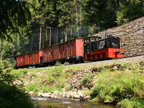 Der Güterwagen 97-10-57 als zweiter Wagen hinter der Lok 199 007-6 bei einem Foto-Güterzugeinsatz.