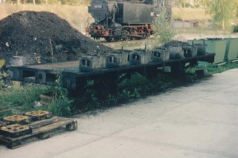 Ohne Seitenwände, ohne Zugeinrichtung, mit einem Blech abgedeckt – so übernahm die Preßnitztalbahn im Juni 1993 das Untergestell. 97-19-25 am 10. Oktober 1992 am Rand in Wilsdruff vor 99 715.