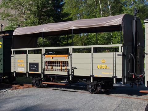 Aus dem Ow 97-19-25 wurde 2015/2016 der „Bänkelwagen“ 4333K als Behelfspersonenwagen für den Einsatz im IK-Zug.