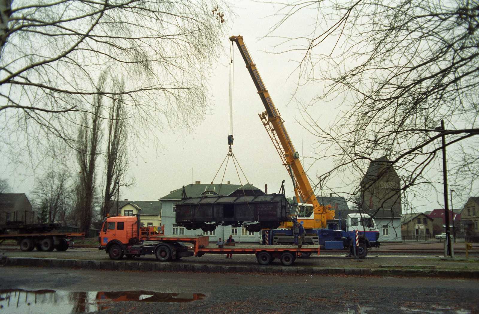 14.12.1992. Verladung des Klappdeckelwagens 97-27-19 an der Laderampe im Bahnhof Mügeln. Foto: Jörg Müller