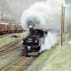 03.05.1980. Ausfahrt Niederschmiedeberg, links im Bild Güterzug für das dkk Kühlschrankwerk. Foto: H. Glodschei
