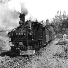 9.5.1983. Die 99 1568-7 gehörte viele Jahrzehnte zu den Stammlokomotiven auf der Preßnitztalbahn, hier hat sie gerade mit ihrem Zug die Station Streckewalde in Richtung Jöhstadt erreicht. Foto: Olaf Buhler (veröffentlicht im Preß´-Kurier 3 [3/1991])