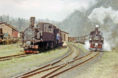 3.5.1980. Ausfahrt des DMV-Sonderzuges aus dem Bahnhof Wolkenstein, links abgestellt 99 1590-1 (genau ein Jahr später wurde sie von der DR an die Stadt Oschatz verkauft). Foto: H. Glodschei.