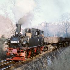 2.11.1986. Als Spaß betrachteten Lokpersonale die Umnummerung der 99 1561-2 bei einem ihrer letzten Einsätze auf Schienen der alten Preßnitztalbahn, als sie an der Rauchkammer die Nummer 099 590-2 anmontiert bekam. Foto: Steffen Buhler