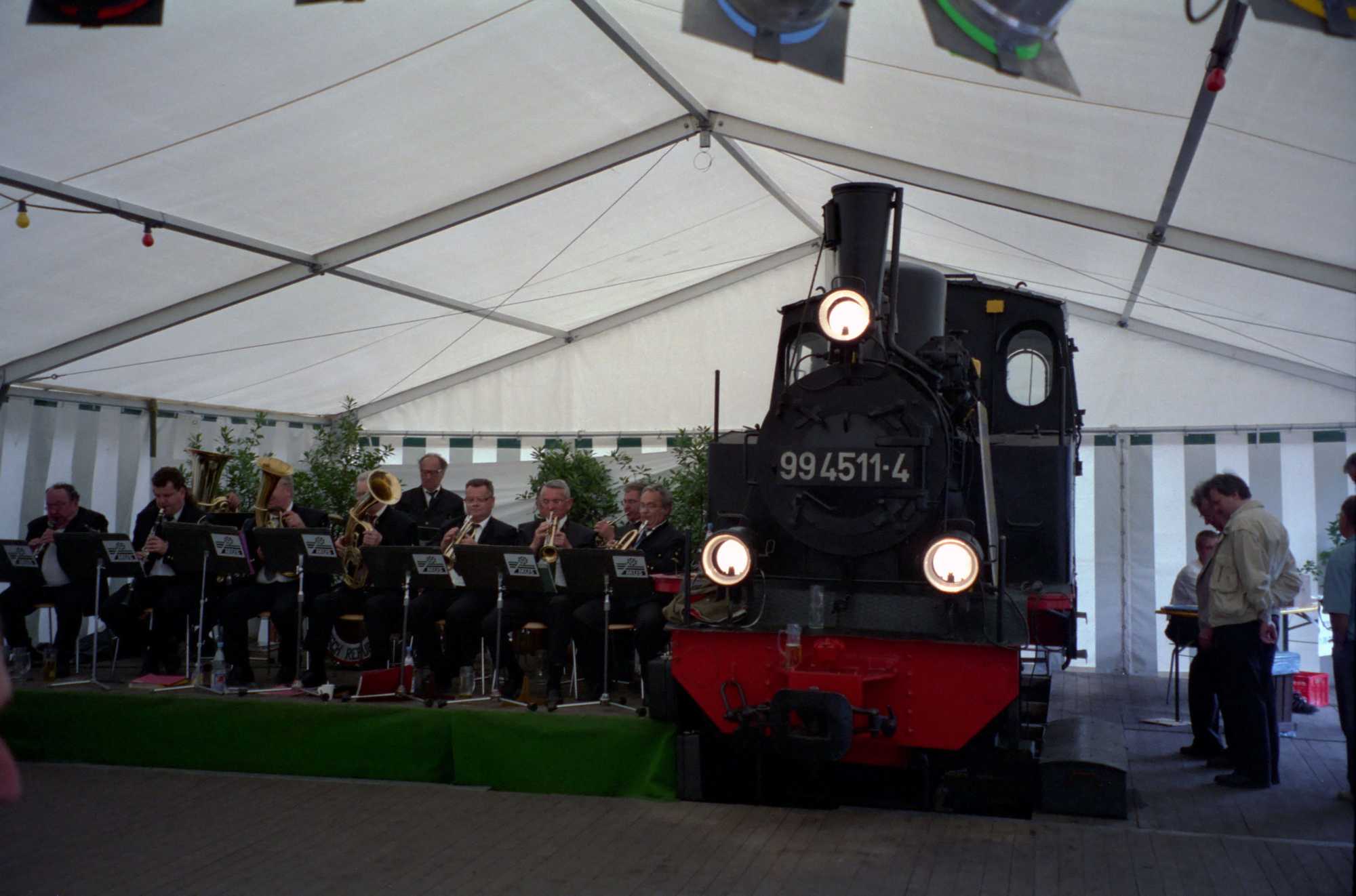 Zu Pfingsten 1999 stand das erste und einzige Mal eine Dampflok bei der Preßnitztalbahn im Festzelt - 99 4511-4 machte hier auf ihre vorgesehene Aufarbeitung aufmerksam.