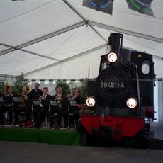 Zu Pfingsten 1999 stand das erste und einzige Mal eine Dampflok bei der Preßnitztalbahn im Festzelt - 99 4511-4 machte hier auf ihre vorgesehene Aufarbeitung aufmerksam.