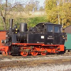 Die Lok 99 4511-4 auf Gleis 4 in Jöhstadt vor dem Lokschuppen. Noch ist die Lok nicht betriebsfähig, nur zur Besichtigung aufgestellt.