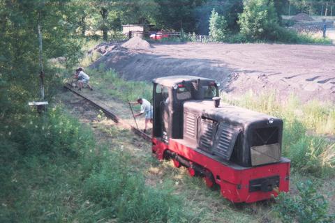 Wenige Tage nach ihrem Erwerb durch die Preßnitztalbahn wurde die V10c der Anschlußbahn der Papierfabrik Wilischthal bereits bei der Demontage der Gleisanlagen eingesetzt.