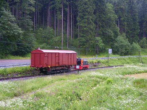 Von Steinbach erfolgt sofort nach der Ankunft und Verladung auf das bereitstehende Rollfahrzeug die Überführung nach Jöhstadt.