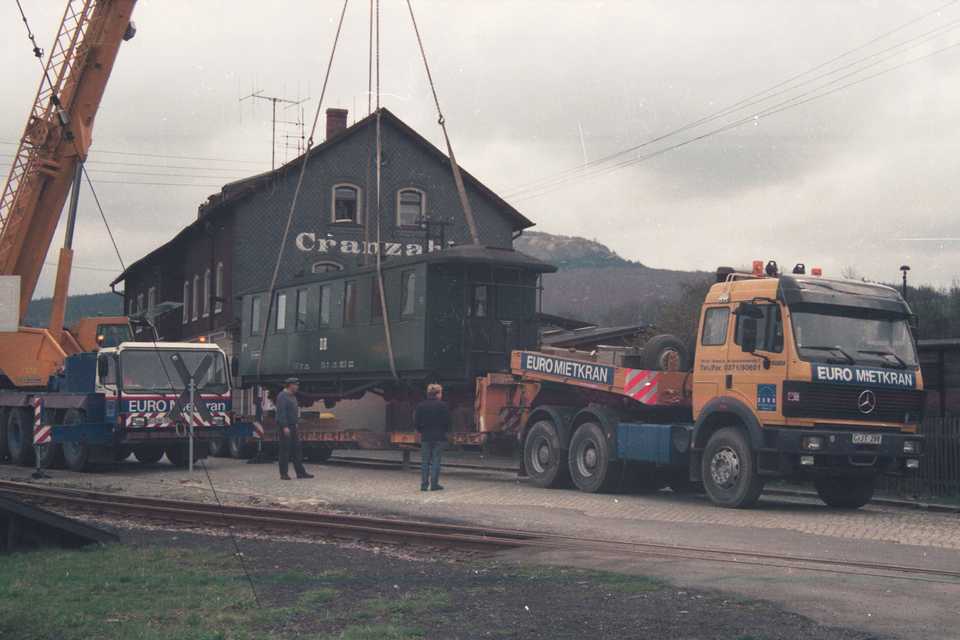 2.05.1994. Mit einem Tieflader wird der Personenwagen 970-559 von Cranzahl nach Jöhstadt transportiert. Foto: Jörg Müller