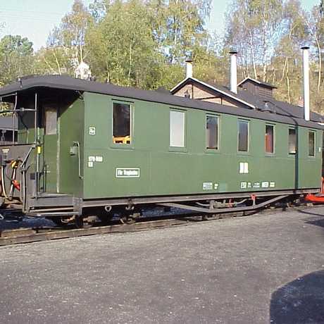 19.10.1999. Der Wagen 970-559 noch als vollständig eingerichteter Traglastenwagen am Bahnsteig in Jöhstadt. Foto: Jörg Müller