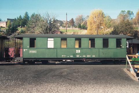 16.10.1994. Der Personenwagen im Zustand der Übernahme von der Deutschen Bahn AG am Bahnsteig in Jöhstadt. Foto: Jörg Müller