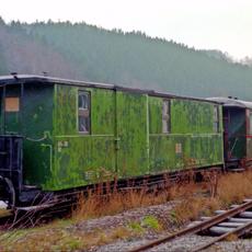 Personenwagen 970-628 und Gepäckwagen 974-331 bildeten den Grundstock der Fahrzeugsammlung der Preßnitztalbahn, da sie im ehemaligen Bahnhof Großrückerswalde vom Streckenrückbau zurückgeblieben waren.