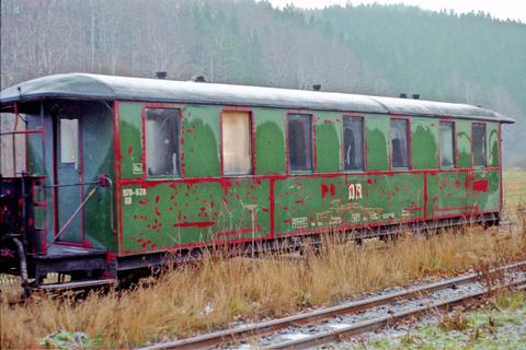 Zurückgeblieben vom Rückbauzug, sind am Personenwagen 970-628 noch im ehemaligen Bahnhof Großrückerswalde Rostschutzarbeiten ausgeführt worden, die dem Wagen für einige Jahre dieses markante Tarnmuster gaben.