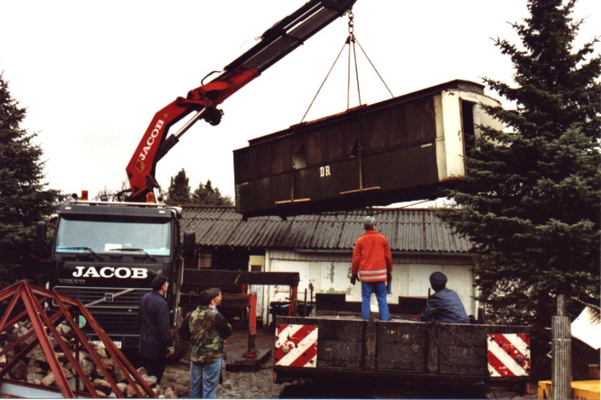 Der Wagenkasten von 970-751 wurde mit einem Lkw-Ladekran wieder ans Tageslicht gebracht, nachdem er jahrelang in Putbus in einer Ferienlager-Baracke eingebaut war. Sofort erfolgt die Verladung auf den bereitstehenden Tieflader der Preßnitztalbahn.