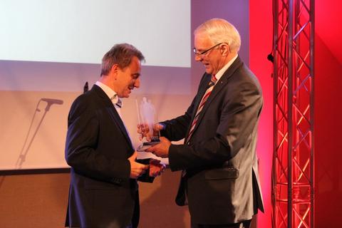 Übergabe des Preises an den Vereinsvorsitzenden Mario Böhme aus den Händen von Günter Baumann.